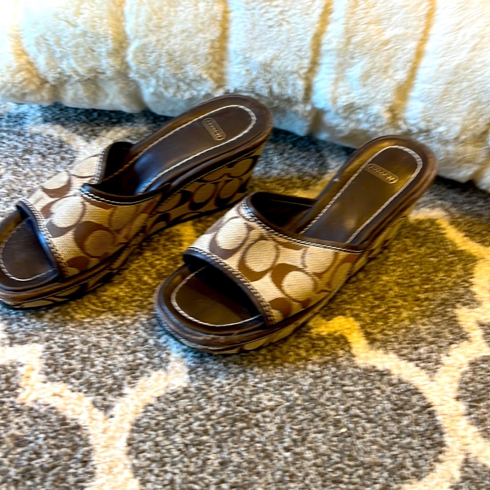 Adorable Coach sandals 👡